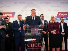 Al centro il leader filorusso Dodik con alle spalle alcuni degli eletti del suo partito in Bosnia