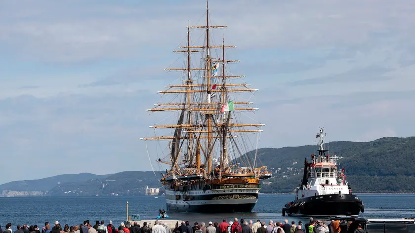 Nave Vespucci a Trieste per una passata edizione della Barcolana (archivio Silvano)