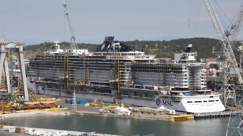 Una nave passeggeri in allestimento nel cantiere di Monfalcone