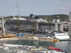 Una nave passeggeri in allestimento nel cantiere di Monfalcone