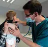 Un pediatra visita un piccolo paziente
