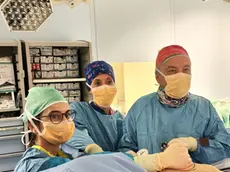 I dottori Bidinost, Basso e Stacul durante l’intervento al San Giovanni di Dio