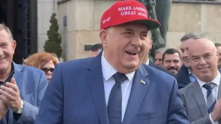 Il leader filorusso Dodik col cappellino in omaggio a Trump