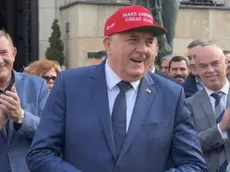 Il leader filorusso Dodik col cappellino in omaggio a Trump