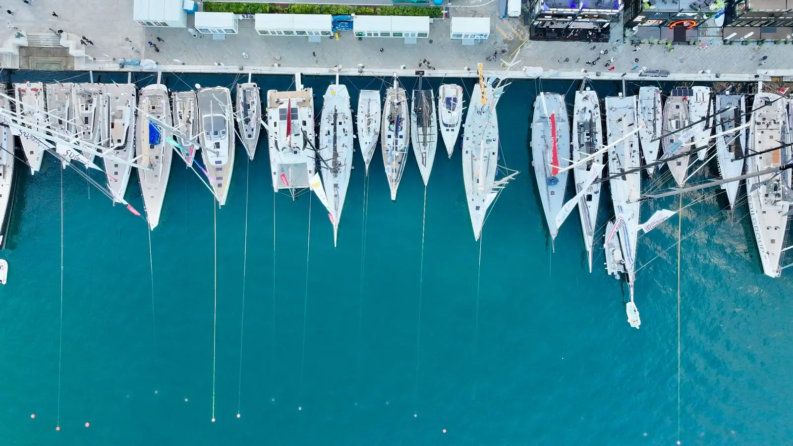 Attorno alle 8 del mattino del giorno della regata sulle Rive fervono i preparativi in vista della partenza, con le barche che iniziano a levare gli ormeggi per dirigersi verso la linea di partenza.