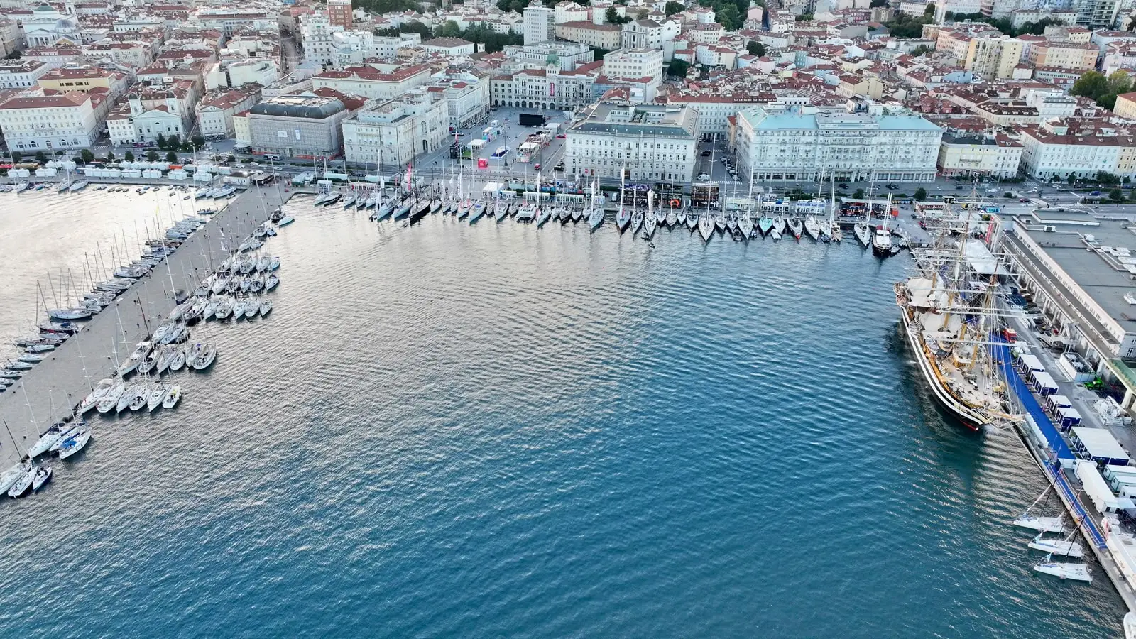Attorno alle 8 del mattino del giorno della regata sulle Rive fervono i preparativi in vista della partenza, con le barche che iniziano a levare gli ormeggi per dirigersi verso la linea di partenza.