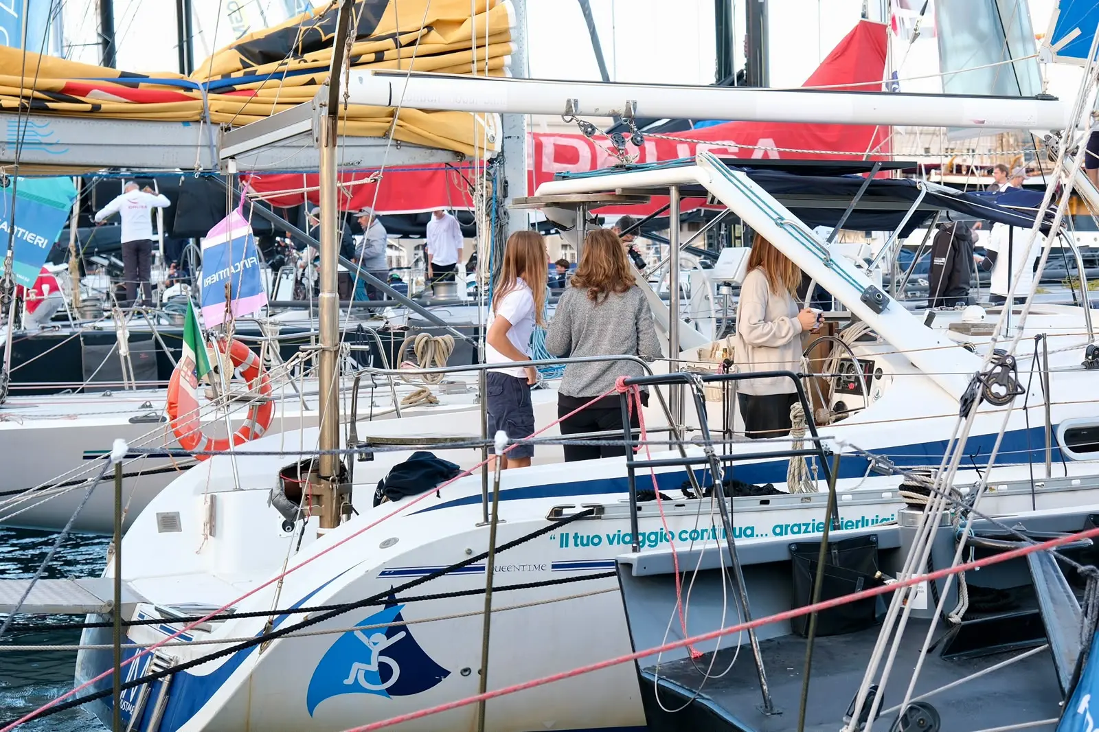 Attorno alle 8 del mattino del giorno della regata sulle Rive fervono i preparativi in vista della partenza, con le barche che iniziano a levare gli ormeggi per dirigersi verso la linea di partenza.