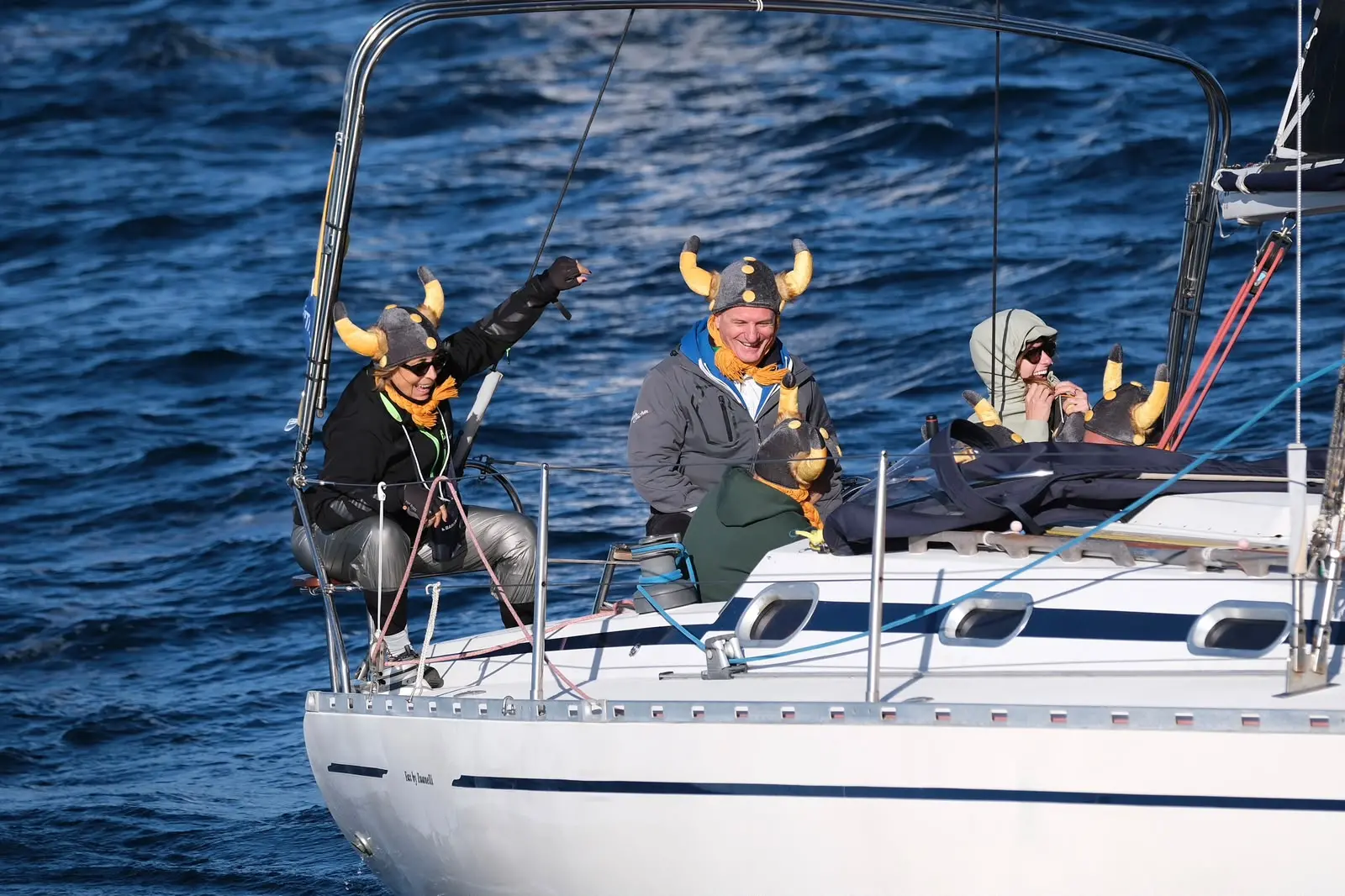 Tutto pronto per la Barcolana 58 che vedrà sulla linea di partenza 1.858 vele iscritte. Già attorno alle 8 del mattino sulle fervevano i preparativi in vista della regata, con le barche che, una dopo l'altra, hanno iniziano a levare gli ormeggi per dirigersi verso la linea di partenza. Le foto sono di Massimo Silvano