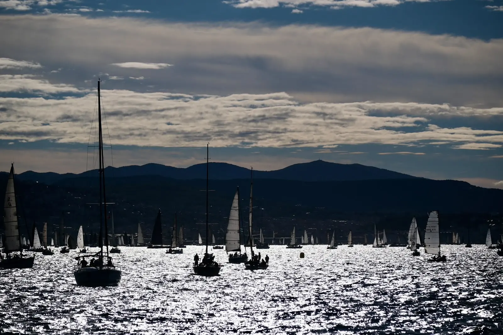 Tutto pronto per la Barcolana 58 che vedrà sulla linea di partenza 1.858 vele iscritte. Già attorno alle 8 del mattino sulle fervevano i preparativi in vista della regata, con le barche che, una dopo l'altra, hanno iniziano a levare gli ormeggi per dirigersi verso la linea di partenza. Le foto sono di Massimo Silvano