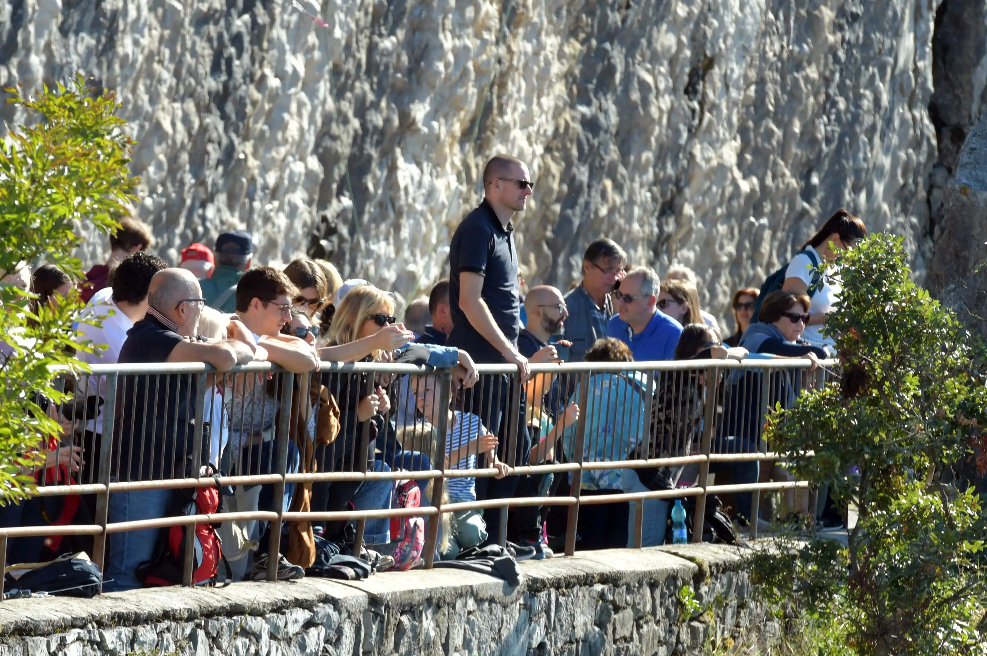 Mentre in mare imperversava la sfida tra le 1.858 barche iscritte alla Barcolana, migliaia di persone si sono godute lo spettacolo da terra: dal Castello di San Giusto al Carso triestini e turisti hanno preso d'assalto tutti i punti di osservazione. Le foto sono di Andrea Lasorte e Francesco Bruni