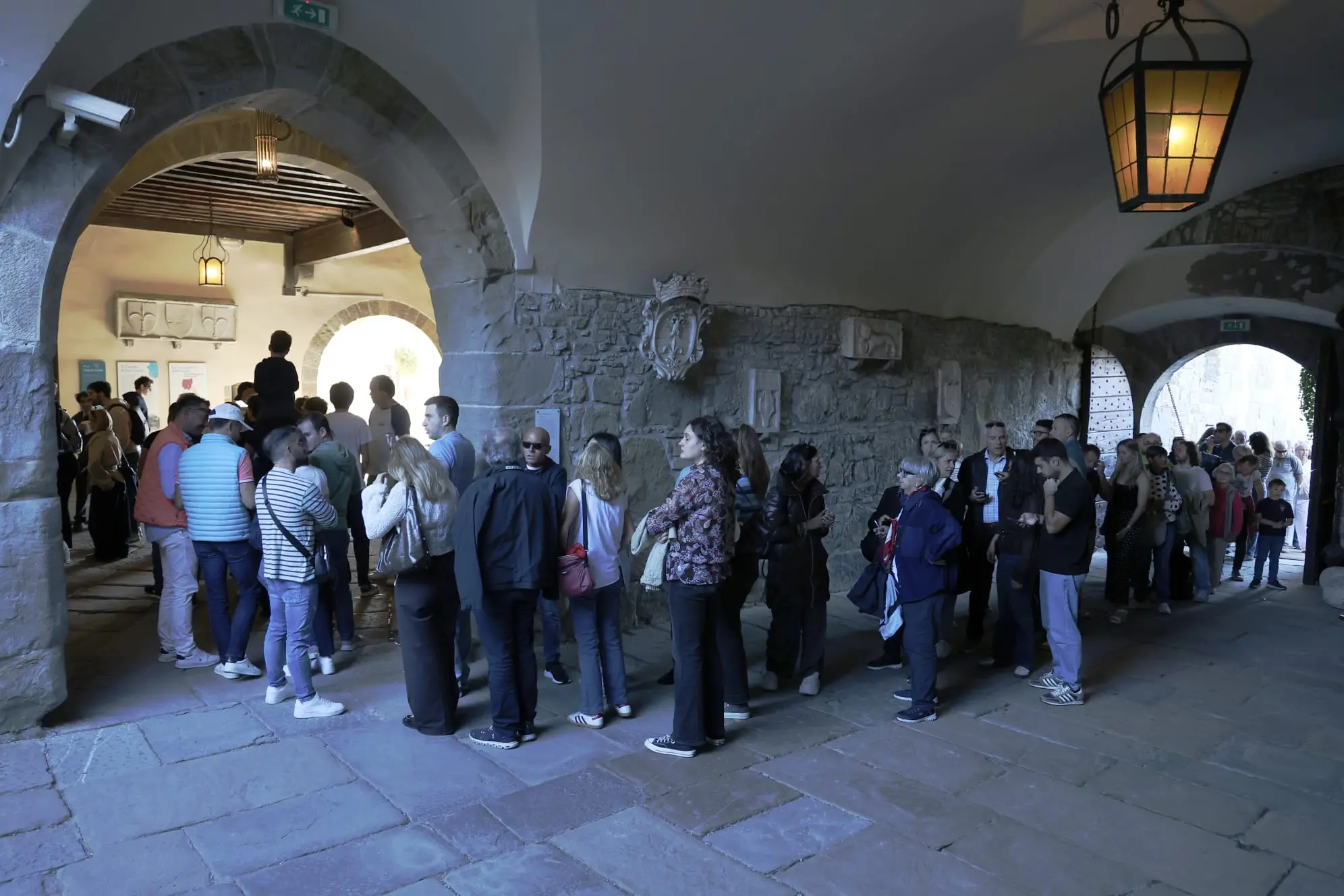 Mentre in mare imperversava la sfida tra le 1.858 barche iscritte alla Barcolana, migliaia di persone si sono godute lo spettacolo da terra: dal Castello di San Giusto al Carso triestini e turisti hanno preso d'assalto tutti i punti di osservazione. Le foto sono di Andrea Lasorte e Francesco Bruni