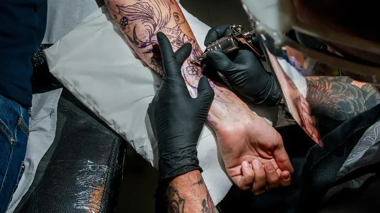 Tatuaggi e piercing, boom di imprese: in Italia sono 9.600, più che raddoppiate in nove anni