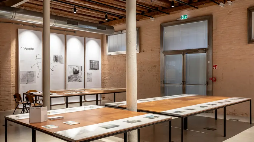 La mostra "101 fotografie" allestita al magazzino 6 di santa Marta