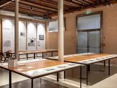 La mostra "101 fotografie" allestita al magazzino 6 di santa Marta