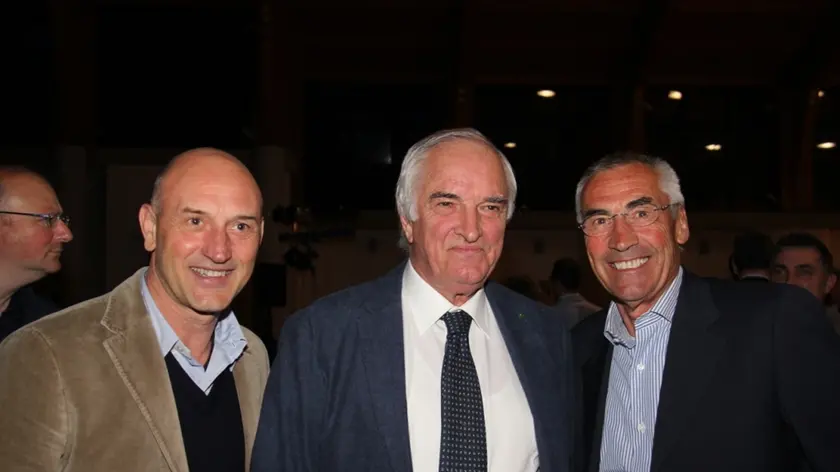 Un'immagine estrapolata dalla serata dedicata alla presentazione della tappa el giro d'Italia sullo Zoncolan. Erano presenti Cainero con De Agostini e Reja