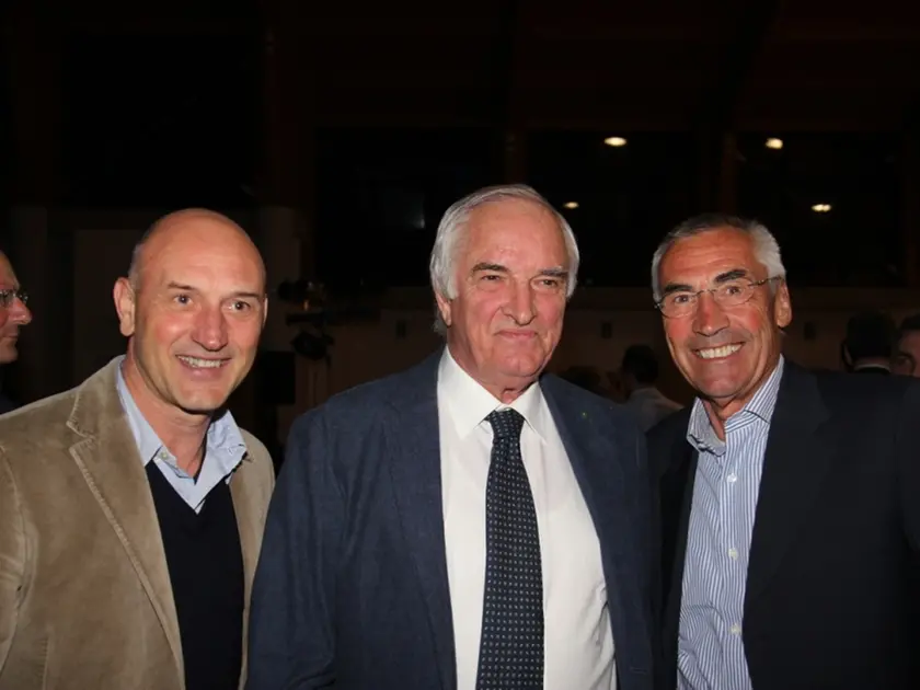 Un'immagine estrapolata dalla serata dedicata alla presentazione della tappa el giro d'Italia sullo Zoncolan. Erano presenti Cainero con De Agostini e Reja