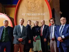 Un momento della firma della botte con i premiati