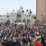 Il lancio del tocco in piazza San Marco a Venezia per i laureati di Ca' Foscari