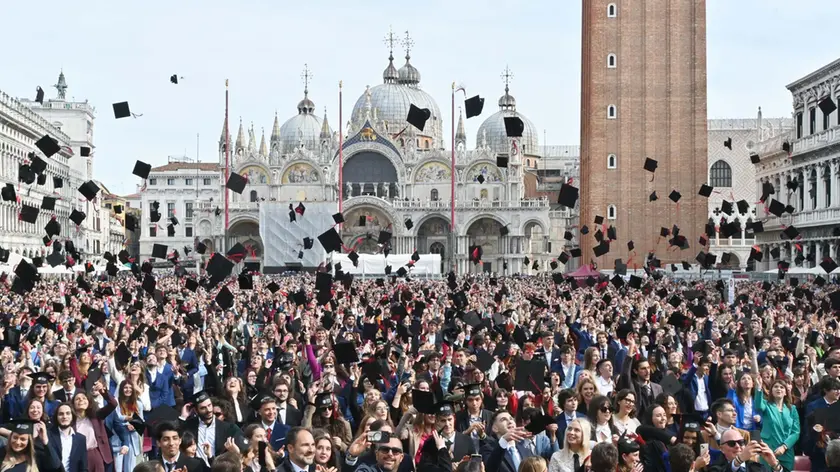 Il lancio del tocco in piazza San Marco a Venezia per i laureati di Ca' Foscari
