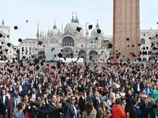 Il lancio del tocco in piazza San Marco a Venezia per i laureati di Ca' Foscari