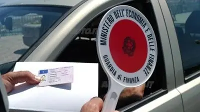 Con il nuovo codice della strada non ci sarà più l’obbligo di guidare muniti di patente e libretto cartacei