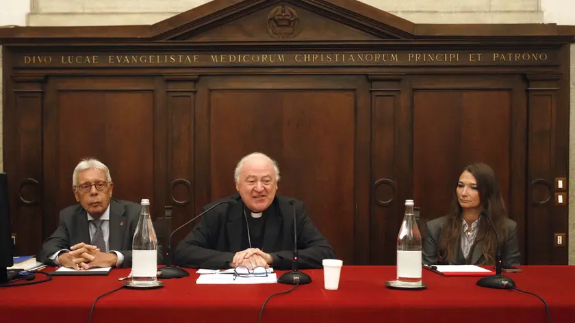 Al centro Monsignor Renzo Pegoraro (foto Bianchi)