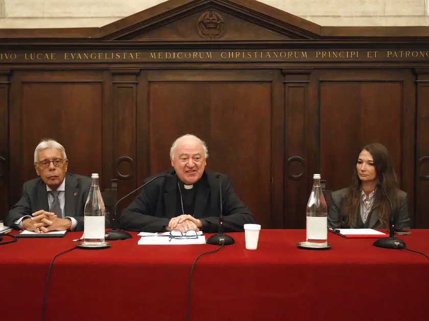 Al centro Monsignor Renzo Pegoraro (foto Bianchi)