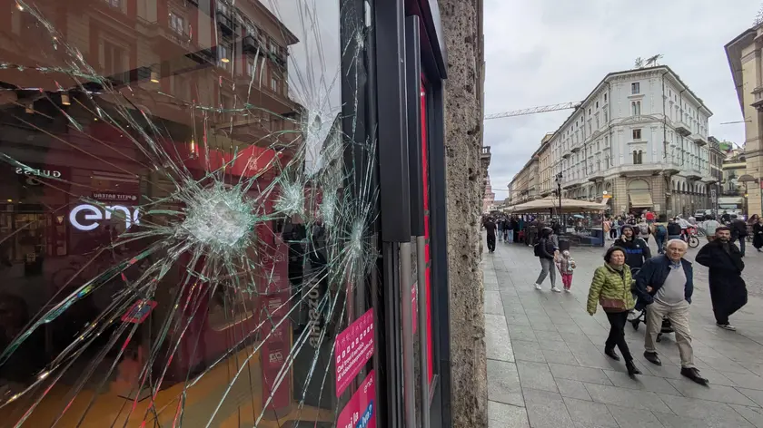 Vetrine rotte in Via Dante a Milano dopo gli scontri