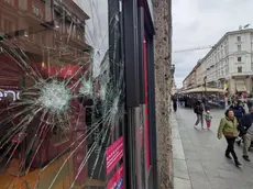 Vetrine rotte in Via Dante a Milano dopo gli scontri