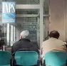 Un gruppo di persone in attesa di ritirare la pensione