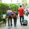 Alunni accompagnati dai genitori all'ingresso a scuola