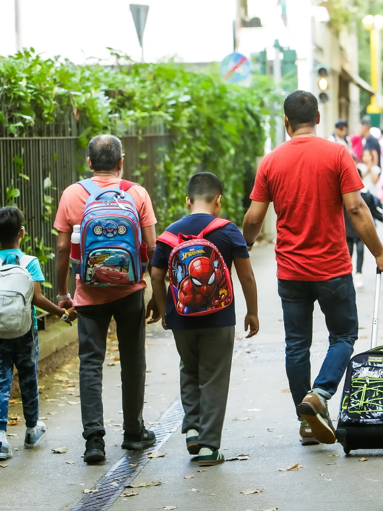 Alunni accompagnati dai genitori all'ingresso a scuola