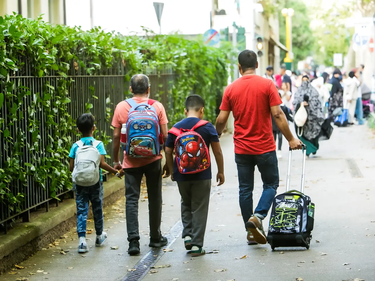 Alunni accompagnati dai genitori all'ingresso a scuola