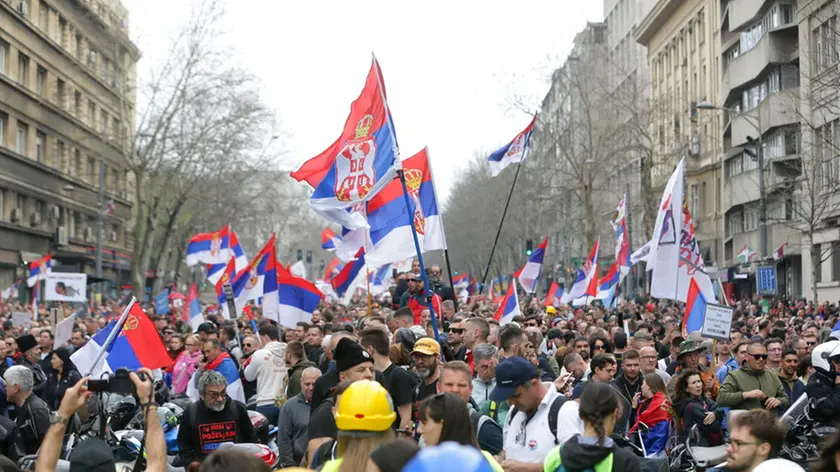 Una delle manifestazioni dei mesi scorsi a Belgrado