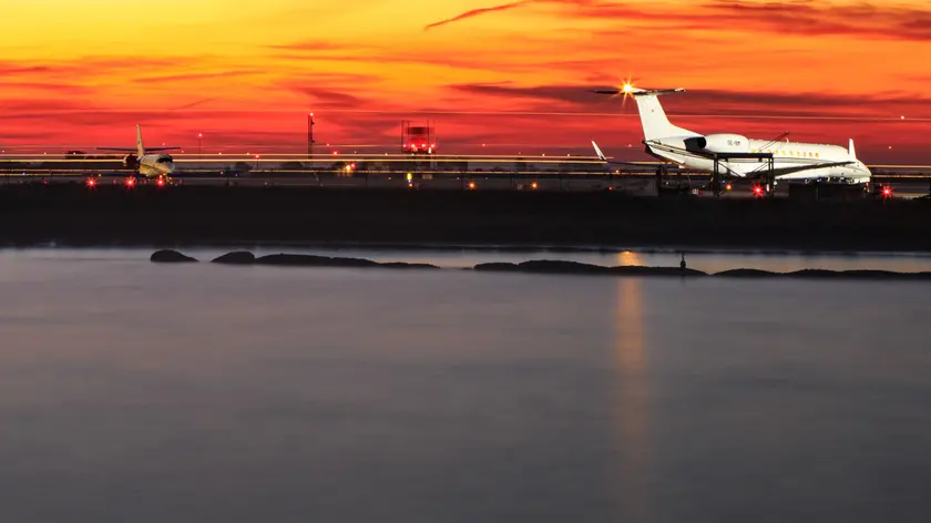 tramonto, aeroporto Marco Polo (concessione detenuta dal gruppo Save), aereo,