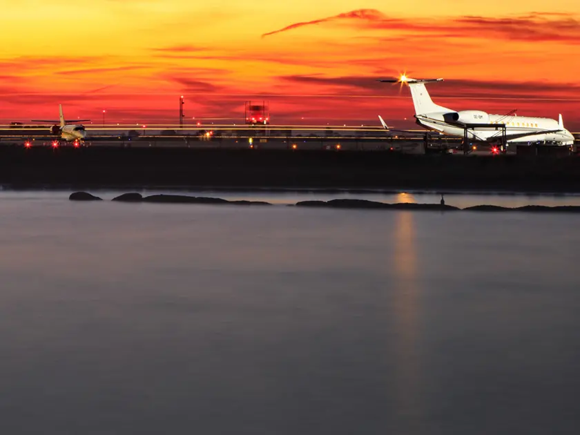 tramonto, aeroporto Marco Polo (concessione detenuta dal gruppo Save), aereo,