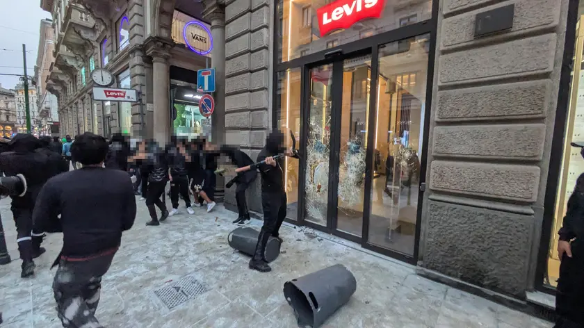 Scontri e danni a Milano