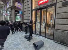 Scontri e danni a Milano