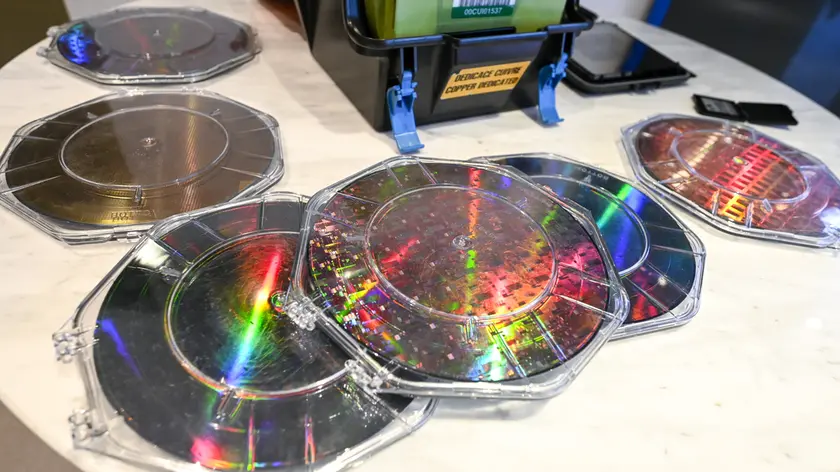 Ormoy, X-FAB France, azienda di produzione di wafer di silicio (chip semiconduttori) per applicazioni automobilistiche, industriali, mediche e di telecomunicazioni 5G