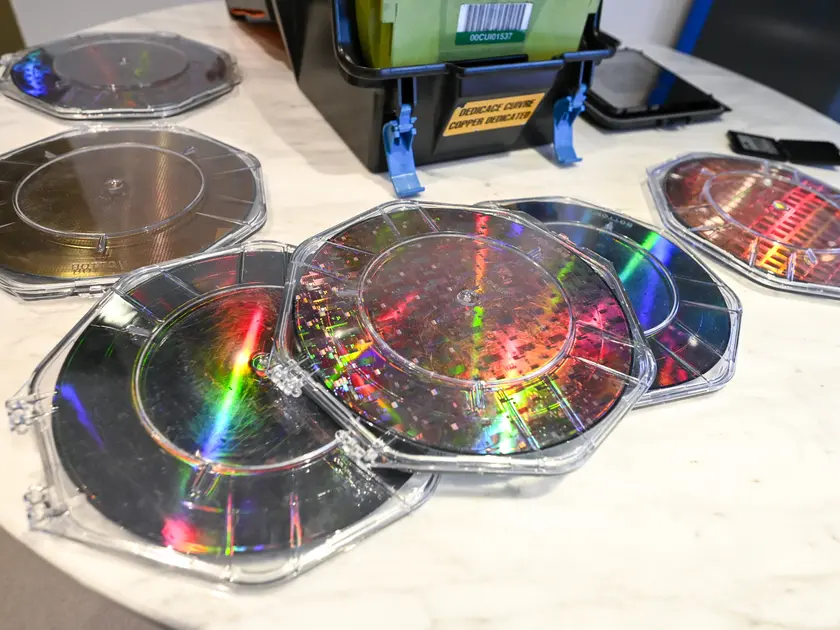 Ormoy, X-FAB France, azienda di produzione di wafer di silicio (chip semiconduttori) per applicazioni automobilistiche, industriali, mediche e di telecomunicazioni 5G
