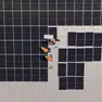 Posa di pannelli fotovoltaici in un impianto di Leonardo