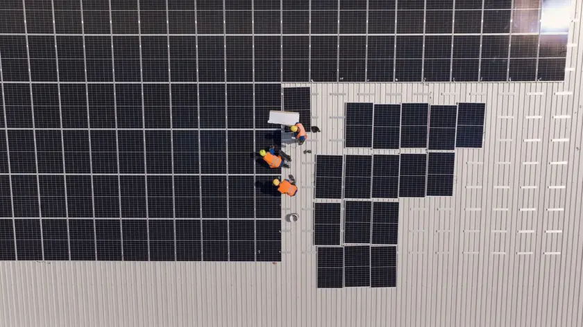 Posa di pannelli fotovoltaici in un impianto di Leonardo