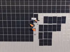 Posa di pannelli fotovoltaici in un impianto di Leonardo