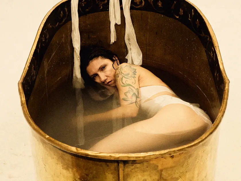 Elisa in una scena del documentario “Kintsugi… e sono la mia opera”