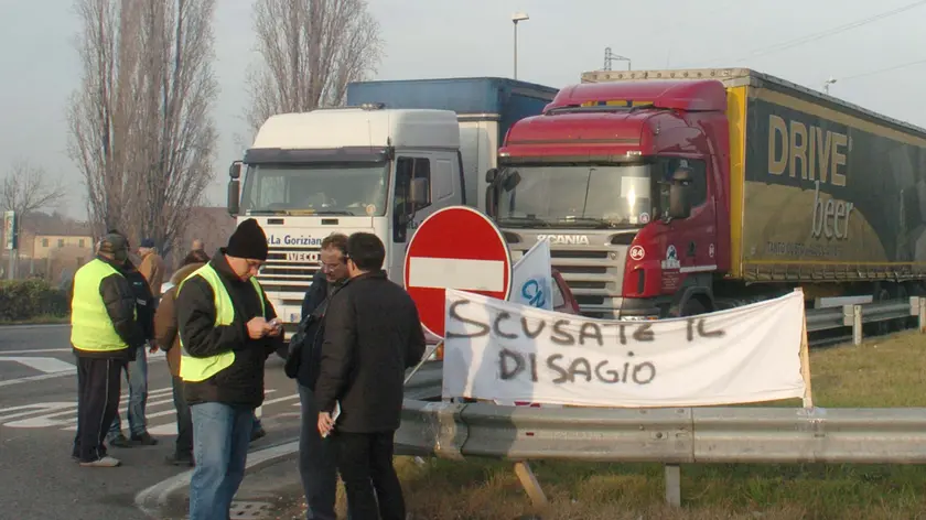 BLOCCO SCIOPERO DEI CAMIONISTI AUTOTRASPORTATORI TIR TRASPORTI IN FOTO IL PRESIDIO AL CASELLO AUTOSTRADALE