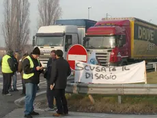 BLOCCO SCIOPERO DEI CAMIONISTI AUTOTRASPORTATORI TIR TRASPORTI IN FOTO IL PRESIDIO AL CASELLO AUTOSTRADALE