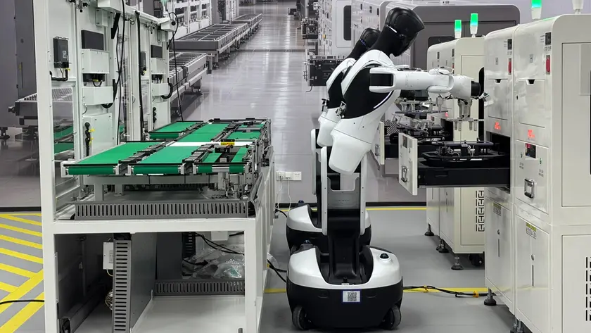 Un umanoide Agibot2 impiegato nelle attività industriali