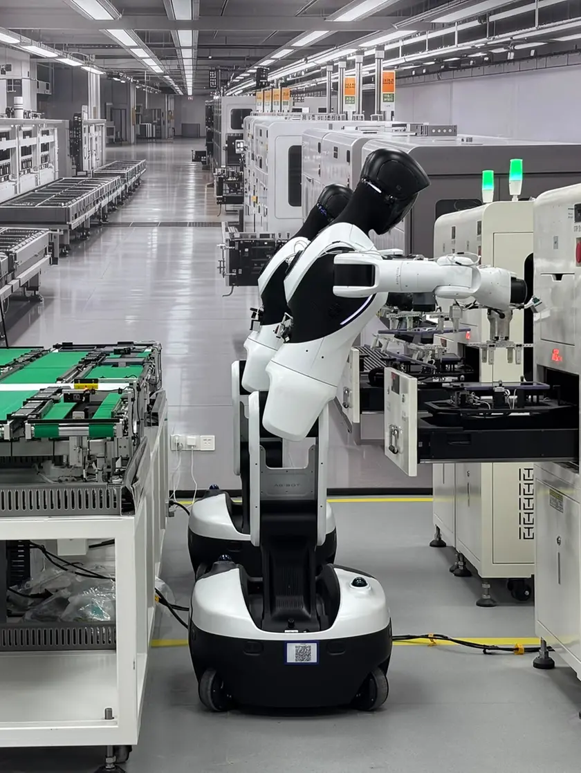 Un umanoide Agibot2 impiegato nelle attività industriali
