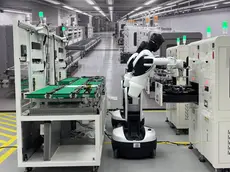 Un umanoide Agibot2 impiegato nelle attività industriali