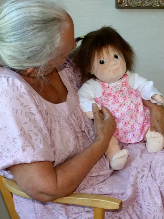 Foto simbolo anziana con una bambola Campagna malati di Alzheimer